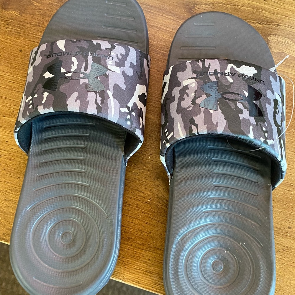 Mens size 9 sliders under armour